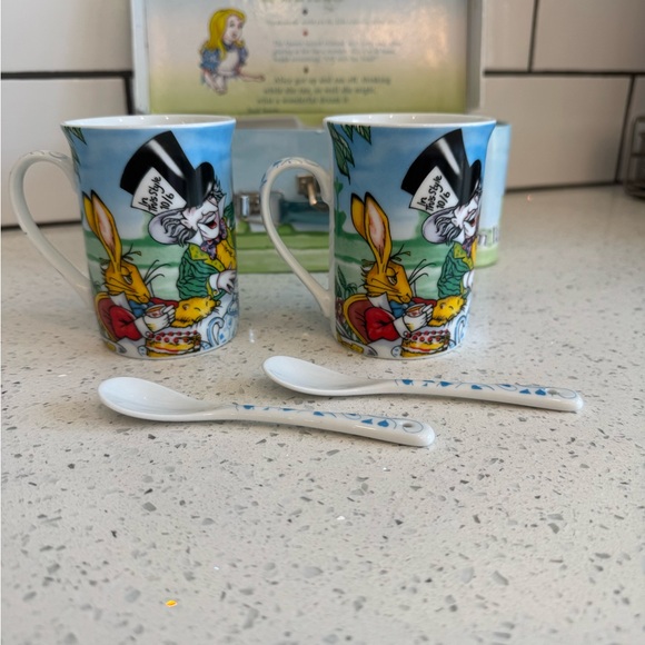 Alice in Wonderland Themed Mug Set with Carrying Case - Picture 3 of 12